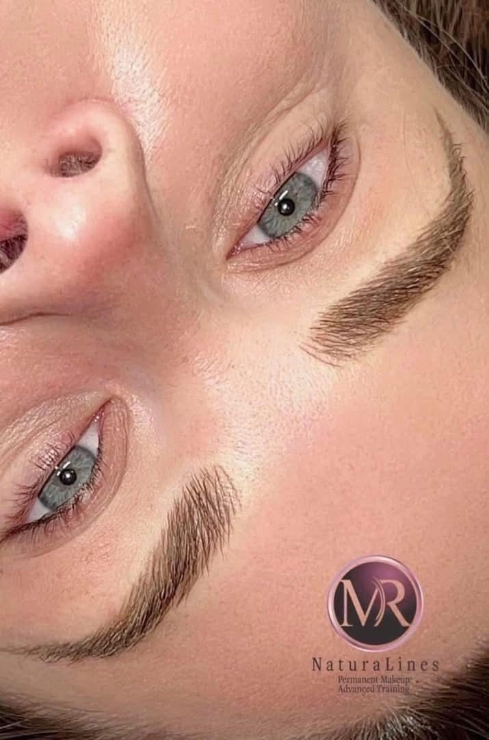 Maquillaje permanente de cejas hiperrealista en técnica Nano Hair Strokes