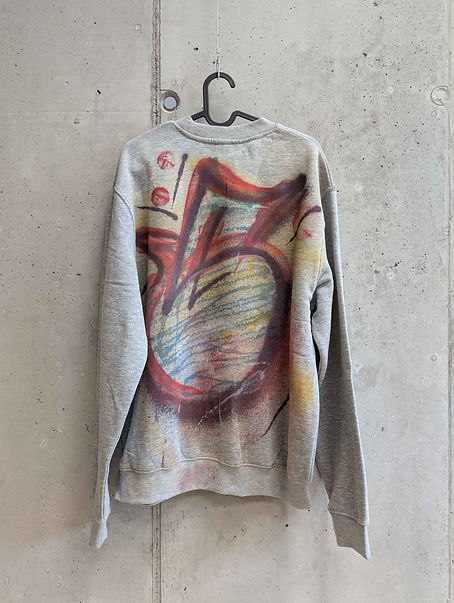 Graues Graffiti Sweatshirt mit rotem S-Backprint, urbaner Streetart Look mit Spraystruktur, limitiertes Schweizer Streetwear Design