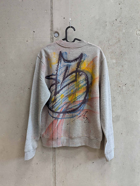 Grauer Streetwear Sweatshirt mit blauem Graffiti-S auf der Rückseite, handgesprühtes Urban-Art Design, minimalistischer Streetstyle aus der Schweiz