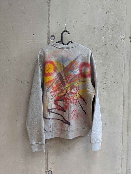 Graues Graffiti Sweatshirt mit abstraktem, farbigem Backprint, expressive Spraylinien und Streetart Charakter, modernes Urban Fashion Piece aus der Schweiz