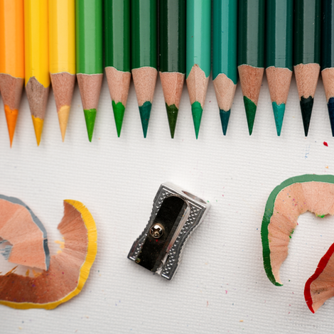 Fotografie von Buntstiften und Spitzer