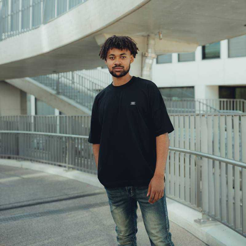 Thumbnail: Produktbild Herren Bio-Baumwoll T-SHIRT "EE SERPENTES", schwarz, vordere Ansicht, Pose 1