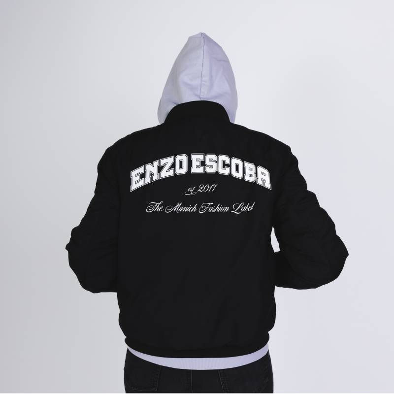 Thumbnail: Produktbild ENZO ESCOBA BOMBER "EE COLLEGE", schwarz, hintere Ansicht, Damenjacke, Model steht mit den Händen in den Jackentasche