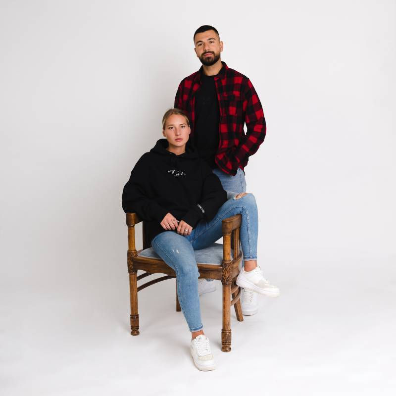 Miniaturbild: Produktbild HERREN BIO-BAUMWOLL FLANELLHEMD "BRED", stehend hinter dem Stuhl