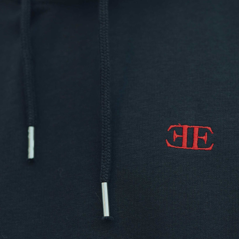Thumbnail: Produktbild Herren Bio-Baumwoll Hoodie Basic, schwarz, vordere Nahaufnahme der Stickerei