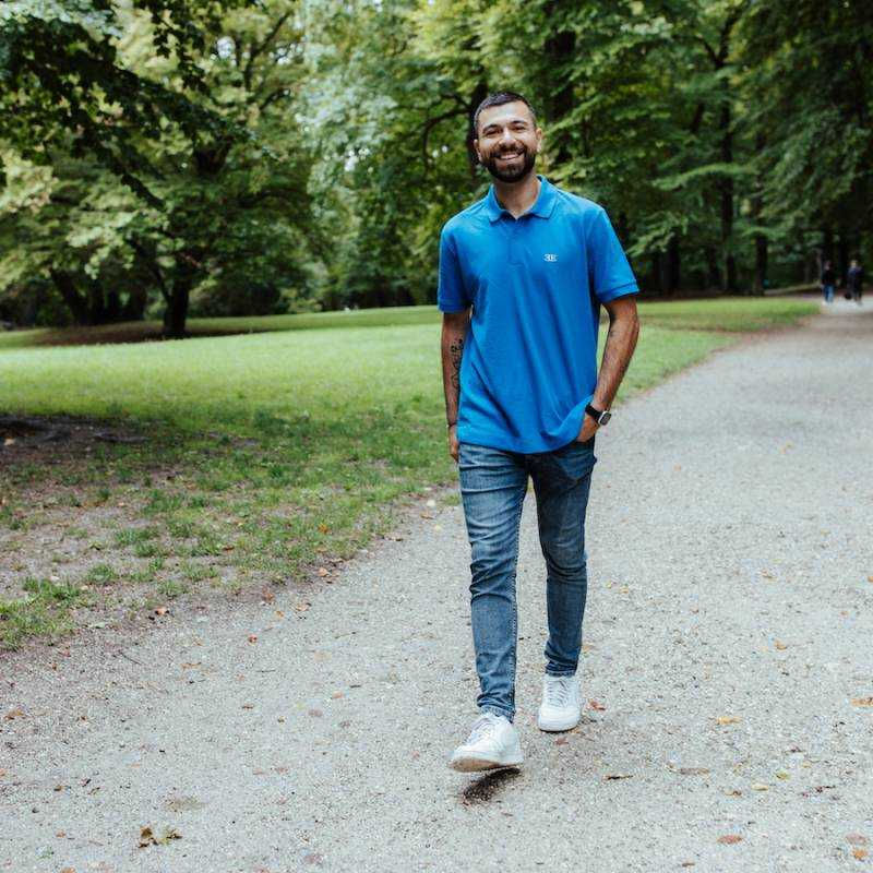 Thumbnail: Produktbild UNISEX BIO-BAUMWOLL POLO-SHIRT "EE Classic", royal blue, gehende Ansicht