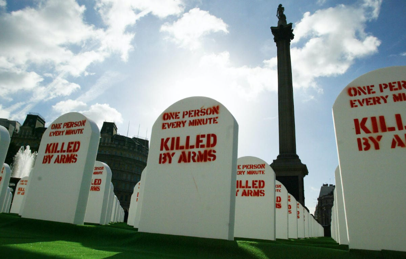 Pedras fictícias jazem em um cemitério em tamanho natural montado em Trafalgar Square, no centro de Londres, em 09 de outubro de 2003, pela Anistia Internacional e pelo grupo humanitário britânico Oxfam para representar mais de meio milhão de pessoas em média mortas com armas convencionais leves todos os anos. [Jim Watson/AFP via Getty Images]