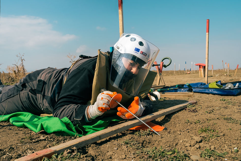 Mulheres limpam áreas contaminadas pela primeira vez no Azerbaijão após receberem treinamento do Programa das Nações Unidas para o Desenvolvimento (PNUD). Foto: UNDP Azerbaijan. Disponível em: https://www.undp.org/stories/work-might-be-hard-i-do-it-willingly