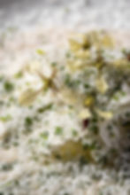 Plato con flores y vegetales frescos elaborado con producto local, ejemplo de gastronomía sostenible