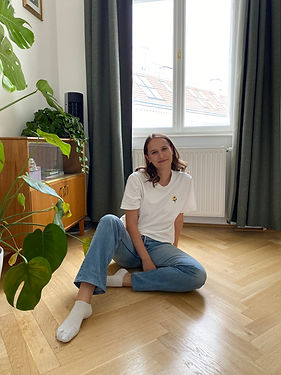 Franziska Fink sitzt auf dem Boden