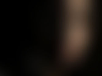 pareja con distancia emocional representando problemas de confianza y herida de traición