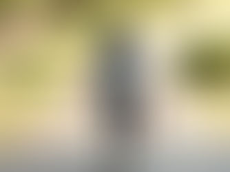 Persona caminando hacia adelante mientras atraviesa un proceso de duelo y reconstrucción emocional después de una pérdida importante