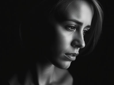 Persona reflexionando sola mientras evita mostrar vulnerabilidad emocional en una relación