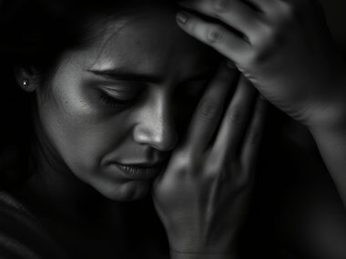 Persona adulta experimentando ansiedad emocional y temor al abandono dentro de una relación afectiva