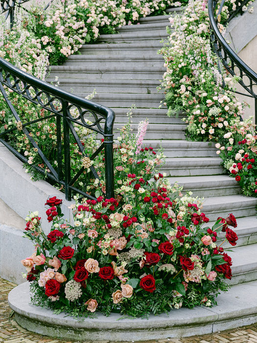 Close-up of staircase design in Parc Broekhuizen with garden roses and seasonal flowers by Katya Hutter Floral Design