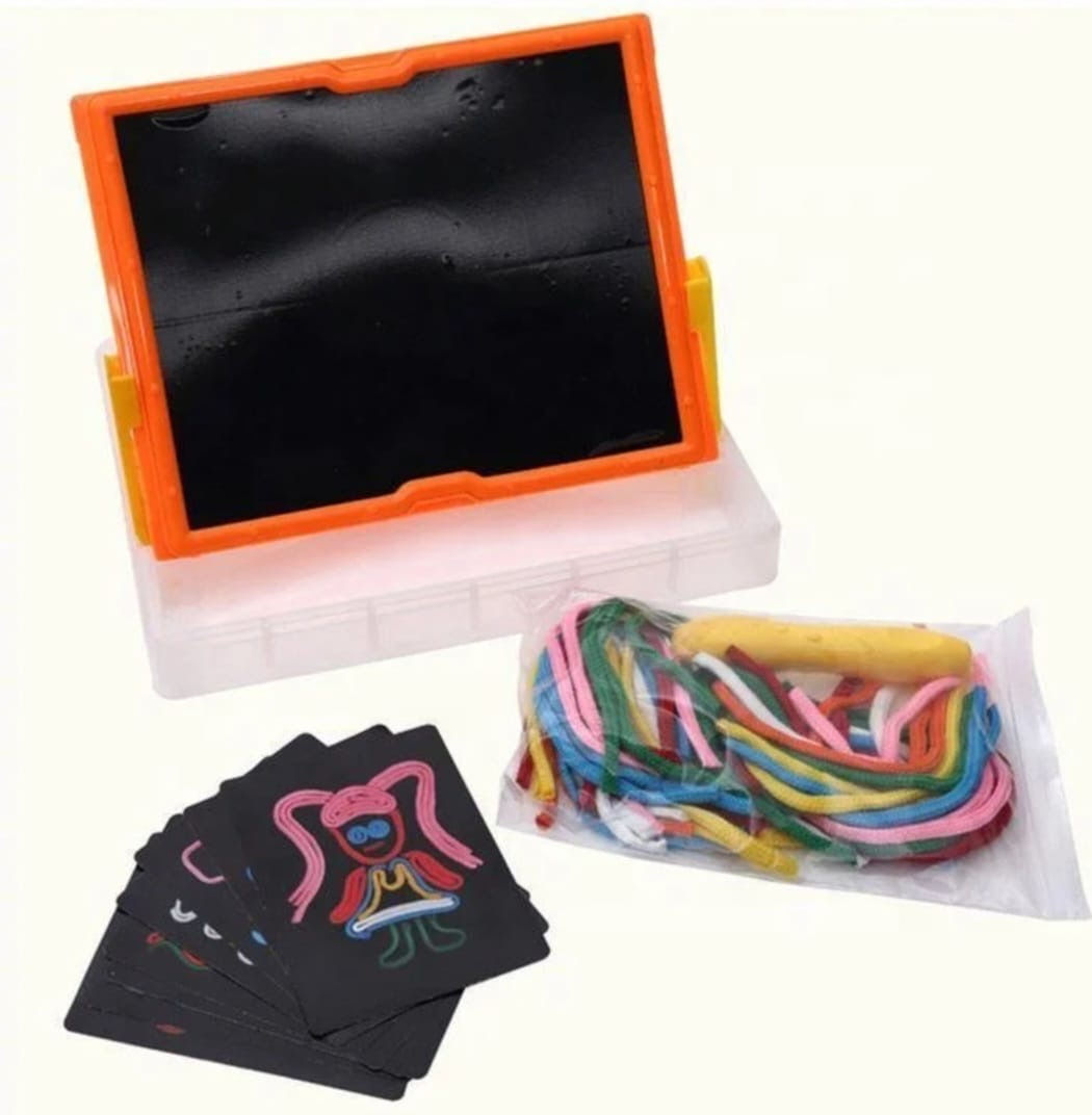 🧩 Juego Creativo con Cordones y Pizarra Adhesiva – 58 Piezas