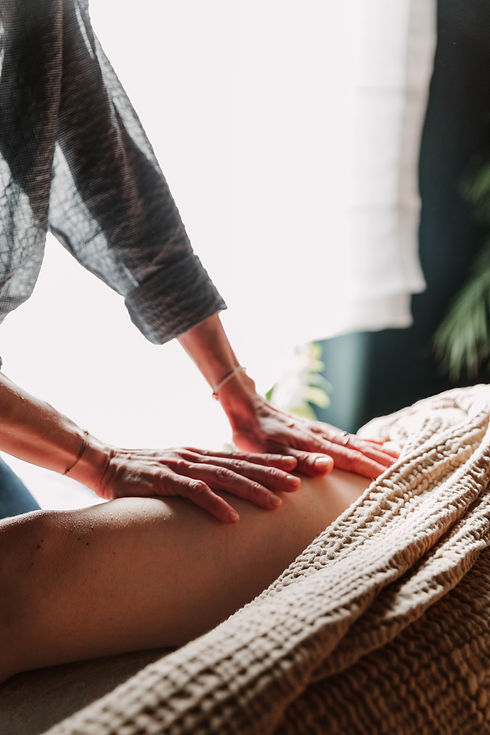Travail manuel sur la jambe pendant un soin Ostéo Drain