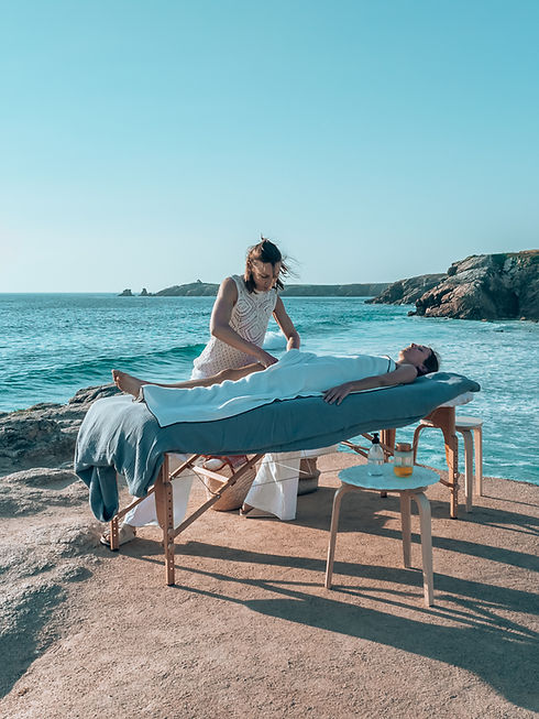 Massage profond de la jambe illustrant le soin Ostéo Relax