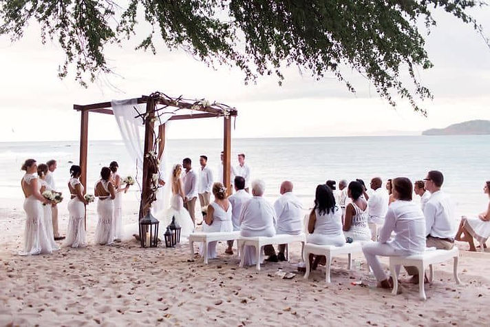 Invitados en boda en la playa