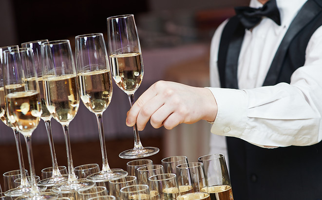 Garçon de café avec Champagne Pyramide