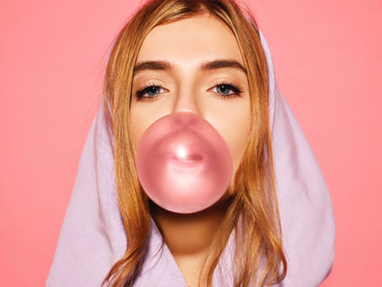 ¿Masticar chicle ayuda o daña tus dientes? La ciencia detrás del mito