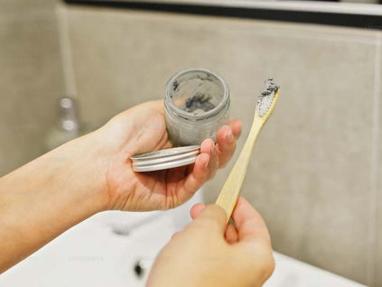 Blanqueamiento casero: lo que nadie te dice sobre los “trucos” virales