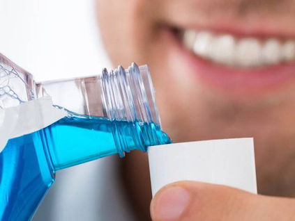 El lado oscuro de los enjuagues bucales: lo que nadie te cuenta
