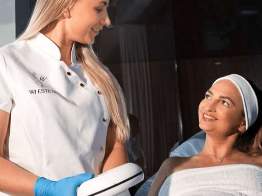 Grožio specialistė konsultuoja klientę prieš ZIONIC RF procedūrą estetinės medicinos klinikoje