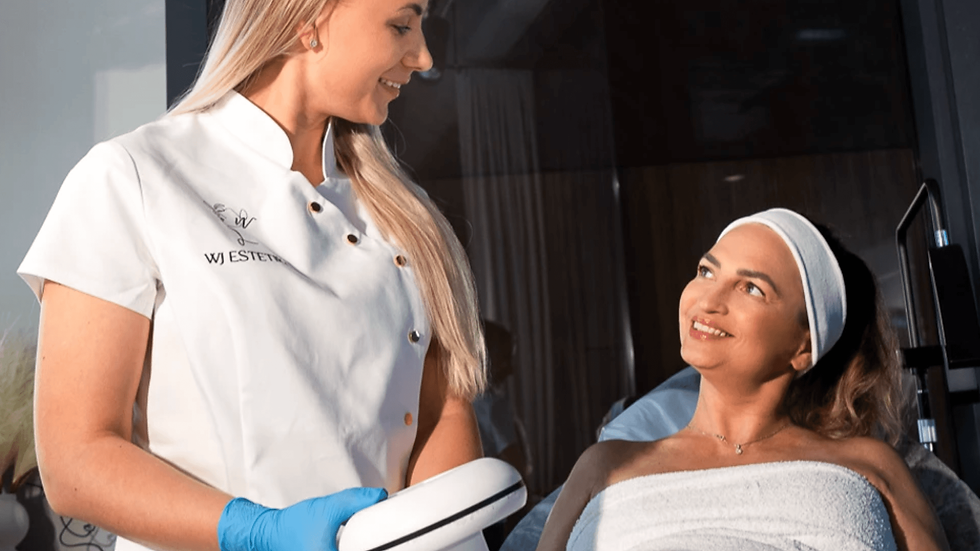 Grožio specialistė konsultuoja klientę prieš ZIONIC RF procedūrą estetinės medicinos klinikoje