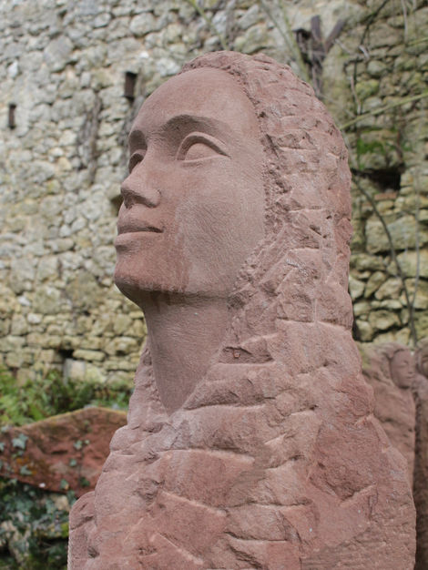 Sandstein - Skulptur von Wolf Münninghoff, Darstellung einer Frau, Blick in den Himmel
