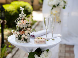 "Deux coupes de champagne sur une table décorée, symbolisant les conseils pour doser l'alcool lors d'un mariage réussi – Mariage en vue ? Découvrez comment bien doser l'alcool pour une fête réussie !"