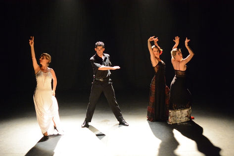 Alma Mora despliega su rito de cante y baile