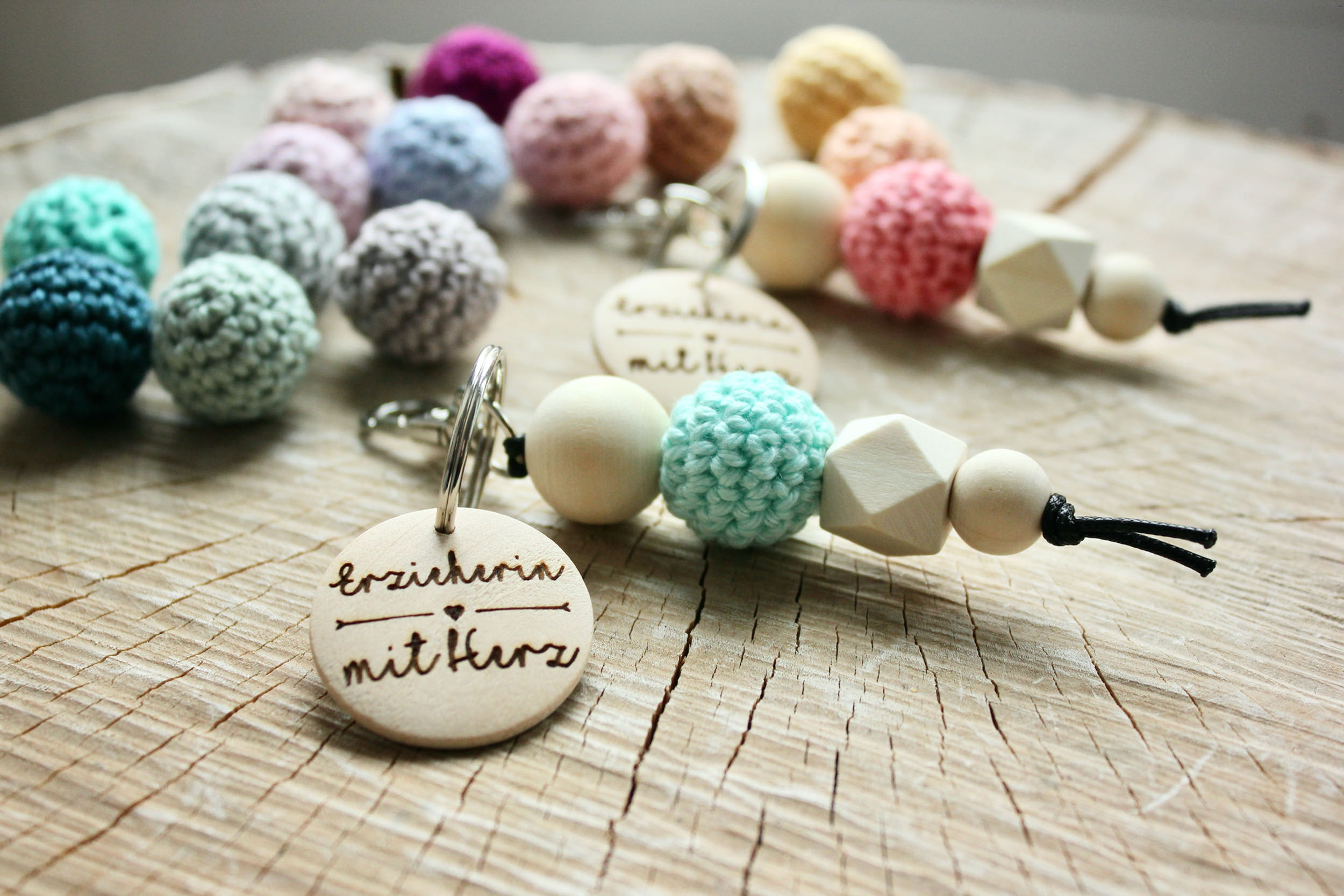 Schlüsselanhänger Erzieherin mit Herz | Häkel + Gravur