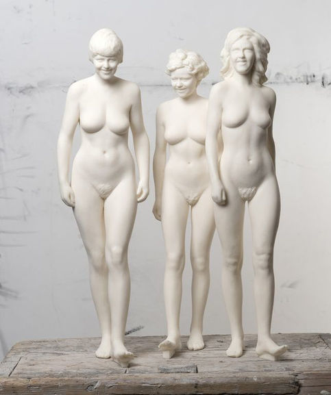 Artista argelino faz escultura de Angela Merkel nua