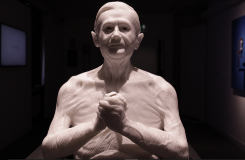 Escultura sem camisa do Papa Bento XVI causa sensação em Roma