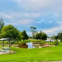 Crows Nest Tourist Park gardens and lake 