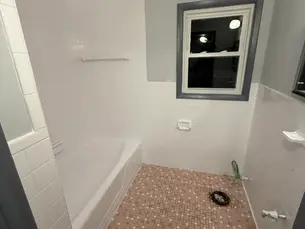 Freshly refinished bathroom by JP Glazing