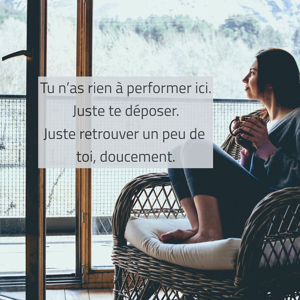 Femme qui regarde un paysage hivernal avec une tasse d'un breuvage réconfortant en ressentant l'effet du Point Zéro à l'intérieur d'elle