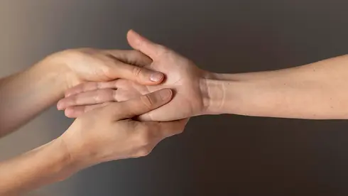 Massage de la main sur  des points énergétiques.webp