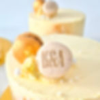 (c) Wiener Backsalon_Kathi & Alex_Hochzeitstorte in Gold mit Macarons