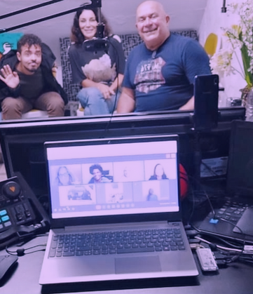 Aula prática de locução em estúdio de rádio da Escola de Rádio com alunos