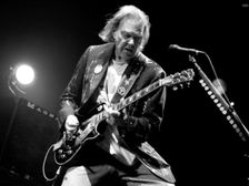 Spotify remove músicas de Neil Young após ultimato por podcast com desinformação sobre a covid-19