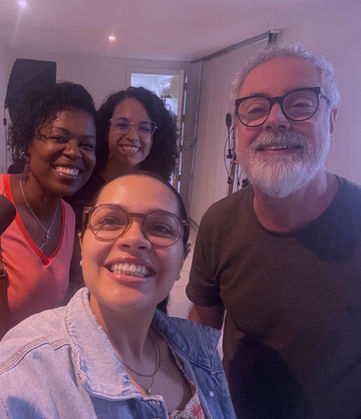 Alunas com microfone profissional ao lado de Ruy Jobim em aula de locução na Escola de Rádio