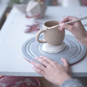 Mujer en el taller de alfarería