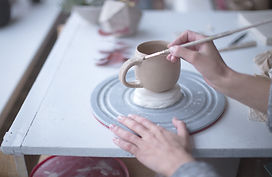 Mujer en el taller de alfarerÃa