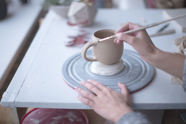 Femme à l'atelier de poterie
