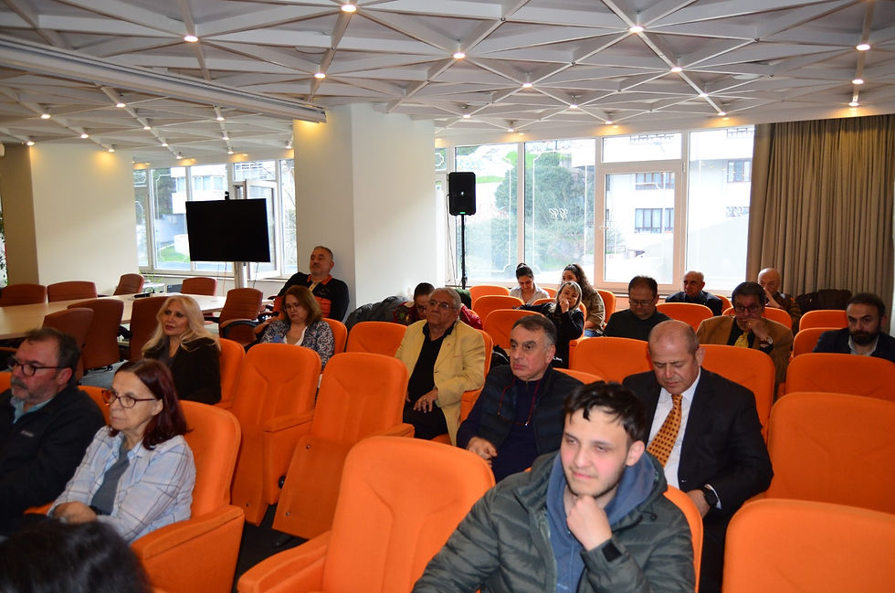 Gazeteci-yazar Adnan Gerger’in “Önce Cumhuriyet” kitabı üzerine Ankara Gazeteciler Cemiyeti Basın Evi’nde düzenlenen söyleşide, gazetecilikte okurun rolü ve basın özgürlüğü tartışıldı. Moderatörlüğünü Erhan Karadağ’ın yaptığı etkinlikte, Cumhuriyet okurlarının gazetecilik üzerindeki etkisi ve medya–iktidar ilişkileri geniş biçimde ele alındı. Metehan Karakaya haberinin tamamı internet sitemizde...