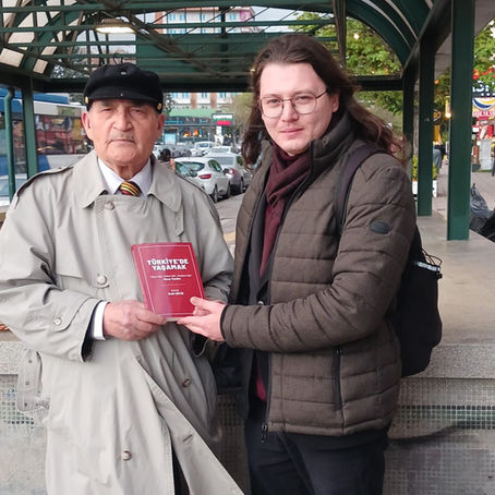 Bilecik/Söğütlü değerli büyüğümüz; görgü, bilgi ve deneyimlerinden her zaman yararlandığımız; Sayın Hüseyin Çetin'e TÜRKİYE'DE YAŞAMAK "fikri hür, irfanı hür, vidanı hür" Genç Yazılar kitabımızı armağan ederek öğütlerini dinleme olanağı bulduk. Desteğiyle kıvanıyoruz...