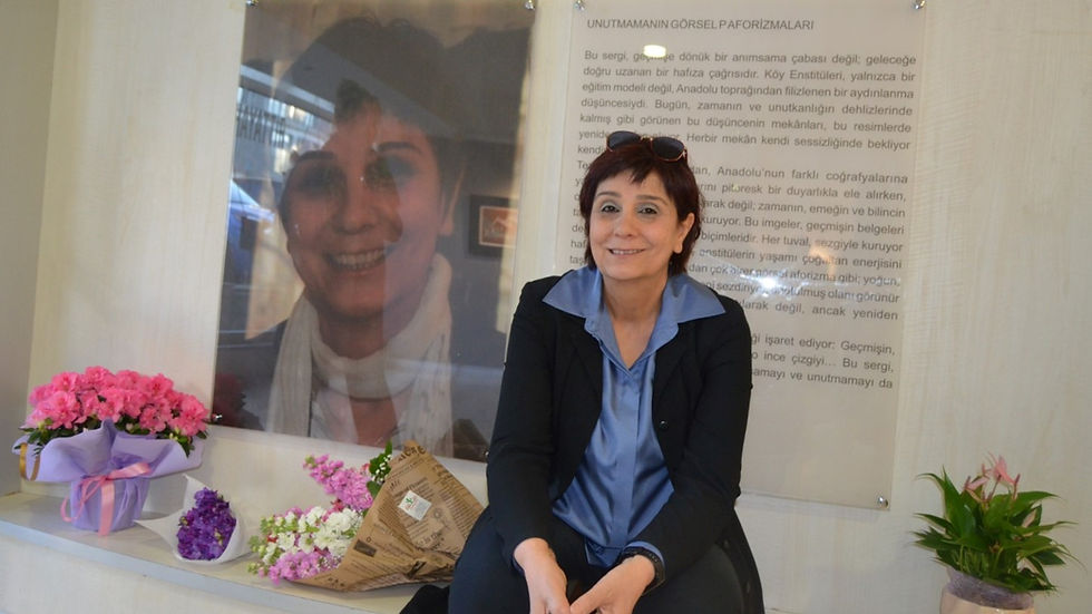 Mimar Tezcan Karakuş Candan’ın Köy Enstitülerinden ilhamla hazırladığı “Unutulmaz Gelecek: Köy Enstitüleri” sergisi Ankara’da sanatseverlerle buluştu. Sergide, Köy Enstitülerinin Cumhuriyet’in aydınlanma mirası açısından önemine dikkat çekildi. 28 Nisan – 9 Mayıs tarihleri arasında ziyaret edilebilecek serginin açılışına sanat yazarı ve küratör İbrahim Karaoğlu ile gazeteci Çiğdem Toker başta olmak üzere çok sayıda sanatsever katıldı. Haberin tamamı internet sitemizde...