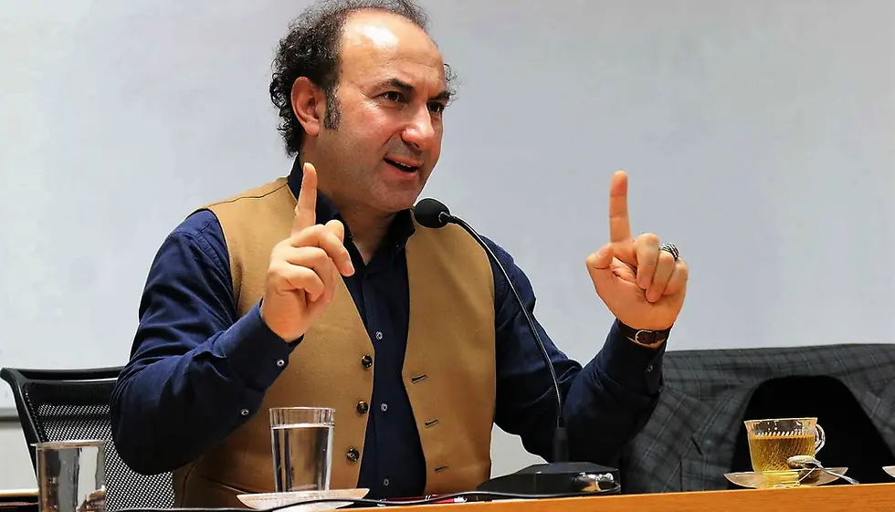 Prof. Dr. Şaban Ali Düzgün'ün konuşmacı olduğu "İhya ve İnşâ Arasında İmam Mâturidi'nin Mirasını Konumlandırma" başlıklı söyleşi 18.06.2025 tarihinde Türk Aydınları Vakfı'nda düzenlendi.     Prof. Dr. Şaban Ali Düzgün, söyleşide İmam Maturidi'yi merkeze alarak İslami ilimler içindeki çeşitli tartışmalara yollamalar yaparak, aklı ön plana alan dini yorumların önemini vurguladı.
